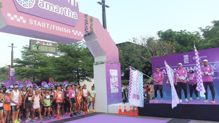 (Kiri-kanan) Menteri Pariwisata dan Ekonomi  Kreatif Republik Indonesia, Sandiaga Uno bersama Founder & CEO Amartha, Andi Taufan Garuda Putra, dan Chief Financial Officer Amartha, Ramdhan Anggakaradibrata saat membuka acara Amartha 10X Run di Plaza Timur Gelora Bung Karno, Senayan Jakarta, Minggu (15/9/2024).