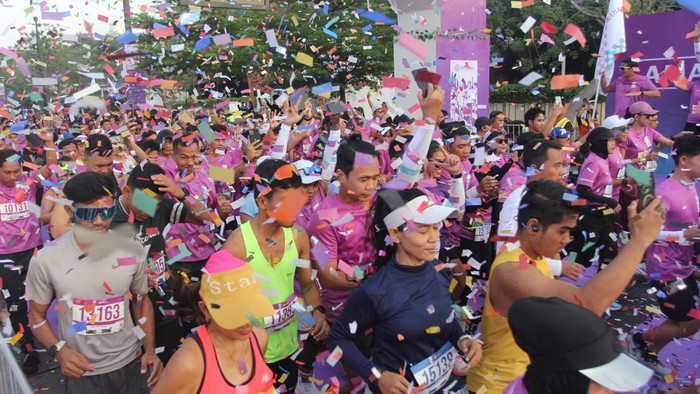 (Kiri-kanan) Menteri Pariwisata dan Ekonomi  Kreatif Republik Indonesia, Sandiaga Uno bersama Founder & CEO Amartha, Andi Taufan Garuda Putra, dan Chief Financial Officer Amartha, Ramdhan Anggakaradibrata saat membuka acara Amartha 10X Run di Plaza Timur Gelora Bung Karno, Senayan Jakarta, Minggu (15/9/2024).