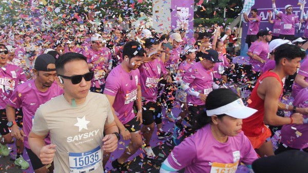 Meriahnya Ribuan Pelari Ikut Fun Run di GBK