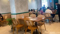 Meski baru satu bulan buka, tetapi kopitiam Nyonya Molek sudah ramai. Terlebih, di jam-jam sarapan hingga makan siang. Mereka punya area indoor yang nyaman dengan kursi meja cukup banyak. Foto: Detikcom / Atiqa Rana