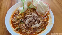 Salah satu menu andalan, Mie Anambas Salai (Rp 35.000). Seporsinya terdiri dari mie berbentuk keriting pipih, dengan kerupuk, potongan ikan tuna asap, dan siraman kuah merah. Foto: Detikcom / Atiqa Rana