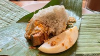 Jika tidak mau terlalu kenyang, bisa coba nasi dagang ini. Porsinya memang kecil, seperti nasi kucing. Harganya Rp 14.000 sudah termasuk nasi gurih, potongan ikan tuna, dan telur rebus. Foto: Detikcom / Atiqa Rana