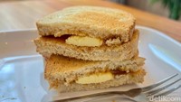 Kalau mau sarapan di kopitiam ini, jangan lewatkan Kaya Butter Toastnya (Rp 24.000). Bagian luar rotinya garing dalamnya lembut dan ada perpaduan manis gurih dari srikaya dan butter. Foto: Detikcom / Atiqa Rana