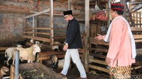 Bakal calon Gubernur Jakarta Ridwan Kamil didampingi tokoh Betawi Bang Idin saat melakukan blusukan ke Pasar Kambing Tanah Abang, Jakarta Pusat, Minggu (15/9/2024). 