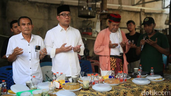Bakal calon Gubernur Jakarta Ridwan Kamil  didampingi tokoh Betawi Bang Idin saat melakukan blusukan ke Pasar Kambing Tanah Abang, Jakarta Pusat, Minggu (15/9/2024).