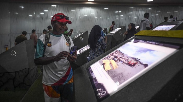 Museum Tsunami Aceh Jadi Destinasi Wisata Atlet PON XXI Pengunjung mengunjungi Museum Tsunami di Banda Aceh, Aceh, Minggu (15/8/2024). Selama perhelatan PON XXI Aceh-Sumut 2024, jumlah wisatawan ke museum tersebut meningkat menjadi tiga ribu pengunjung per hari dibandingkan hari biasa sebanyak seribu pengunjung. ANTARA FOTO/Adeng Bustomi/pras.
