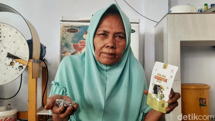 Nenek laela saat menunjukkan dodol mangrove hasil olahannya