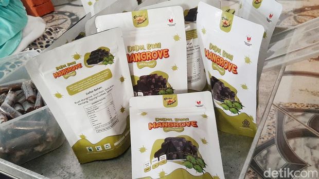 Nenek laela saat menunjukkan dodol mangrove hasil olahannya