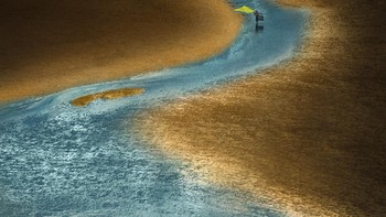 Juara satu kategori Human Connection Award: People & Planet Ocean diberikan kepada Zhang Xiang dari China. Foto ini memperlihatkan seorang nelayan tradisional China saat sedang berjalan di pinggir pantai di Fujian, China. Foto: Zhang Xiang/Ocean Photographer of the Year 2024