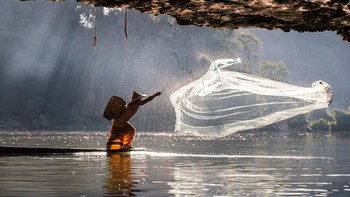 Juara dua kategori Human Connection Award: People & Planet Ocean diberikan kepada Romeo Bodolai dari Hungaria. Foto ini memperlihatkan seorang nelayan asal Myanmar yang menggunakan teknik memancing tradisional. Foto: Romeo Bodolai/Ocean Photographer of the Year 2024
