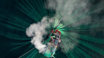 Juara tiga Photographer of the Year 2024 dianugerahkan kepada Thien Nguyen dari Vietnam. Fotonya memperlihatkan perahu nelayan yang sedang mencari ikan menggunakan jala di Hon Yen, Vietnam. Foto:Thien Nguyen/ Ocean Photographer of the Year 2024