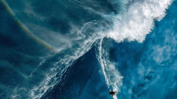 Juara dua kategori Adventure diberikan kepada Sébastien Bachellereau dari Prancis. Foto yang diambil di New South Wales, Australia ini memperlihatkan seorang peselancar yang sedang beraksi dengan pelangi di belakangnya. Foto: Sébastien Bachellereau/Ocean Photographer of the Year 2024