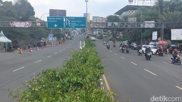 One Way Arah Jakarta Berlaku di Jl Raya Puncak Bogor Siang Ini. (Sholihin/detikcom)