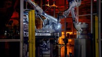ZEEKR 5G Intelligent Factory memanfaatkan teknologi mutakhir seperti Internet of Things (IoT) dan konektivitas nirkabel guna mencapai kualitas produk terbaik. Berbekal teknologi canggih itu, pemeriksaan kualitas setiap produk dilakukan sangat ketat dan berstandar tinggi. Foto: Dok. Zeekr