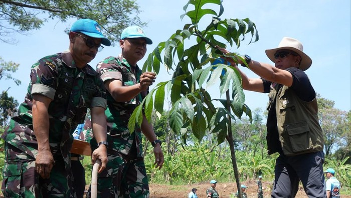 Panglima TNI Bagikan Sembako ke Warga dan Tanam Pohon di PMPP Sentul. (dok Puspen TNI)