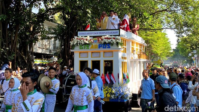 Pawai Kendaraan Hias dalam rangka HUT ke-214 Kota Bandung.