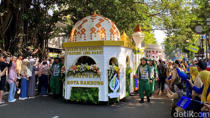 Pawai Kendaraan Hias dalam rangka HUT ke-214 Kota Bandung.