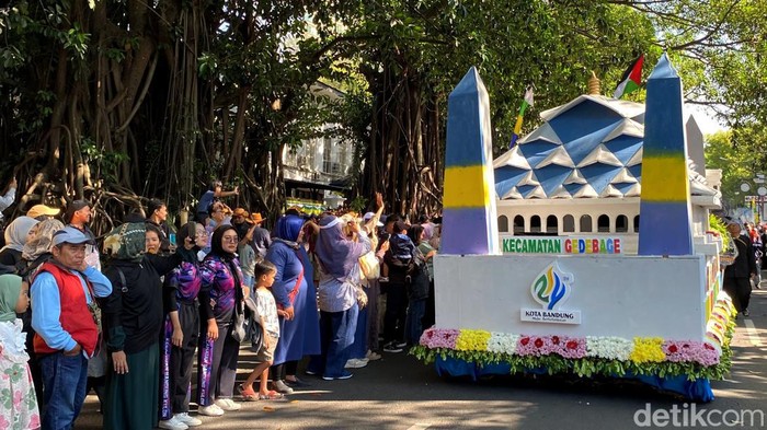 Pawai Kendaraan Hias dalam rangka HUT ke-214 Kota Bandung.