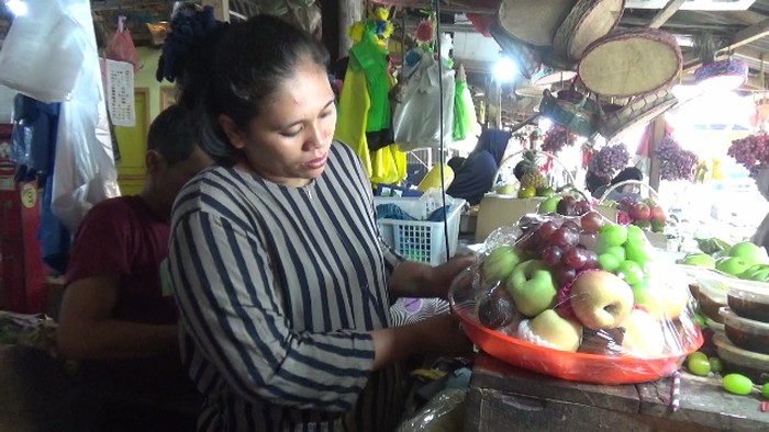 Pedagang parsel buah di Pasar Baru Lumajang  cuan saat perayaan Maulid Nabi
