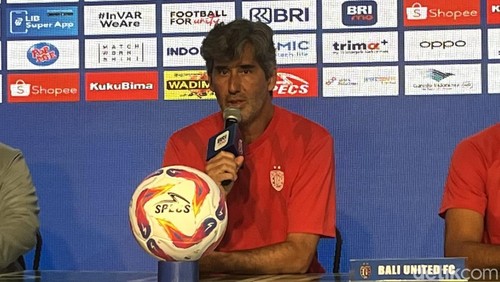 Pelatih Bali United Stefano Teco Cugurra saat sesi konferensi pers jelang lawan PSS Sleman di Gianyar, Minggu (15/9/2024).