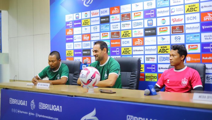 Pelatih PSIS, Gilbert Agius bersama pemain, Syahrul Trisna dalam sesi jumpa pers, Sabtu (14/9/2024).