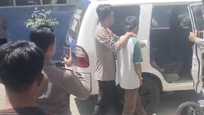 Pembina Pramuka pelaku pencabulan siswinya di Surabaya saat ditangkap