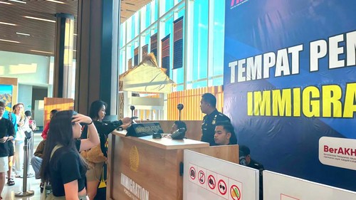 Pemeriksaan keimigrasian di Bandara Internasional Komodo.