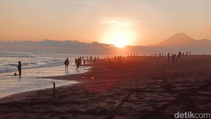 Pesona matahari terbit di Pantai Bambang Lumajang.