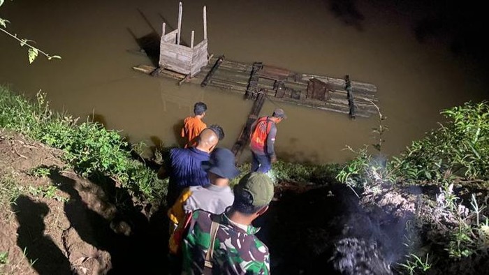 Petugas gabungan saat mencari balita berumur 2 tahun yang tenggelam di Sungai Musi, Musi Rawas.