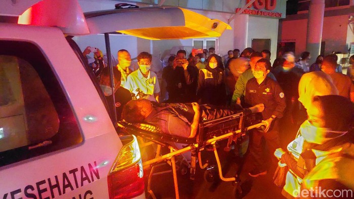 Petugas keamanan alami sesak napas gegara asap kebakaran RS Murni Teguh Bandung, Senin (15/9/2024).