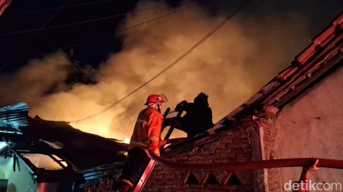 Petugas memadamkan api saat kebakaran asrama polisi Polres Bima Kota, Minggu (15/9/2024).
