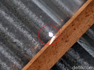 Peluru Nyasar Tembus Atap Rumah Warga di Polman, Polisi Selidiki
