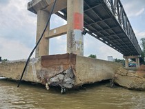 Tiang Jembatan Lalan Tersenggol Tongkang, Nakhoda Diperiksa Polisi