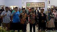 Tim detikTravel bersama Pemkab Sumenep menggelar coaching clinic bertajuk Jelajah Lensa Sumenep yang dibuka langsung oleh Bupati Ahmad Fauzi dan dipandu langsung oleh Waredpel detikFoto, Rachman Haryanto. Pesert yang hadir berjumlah kurang lebih 50 orang.