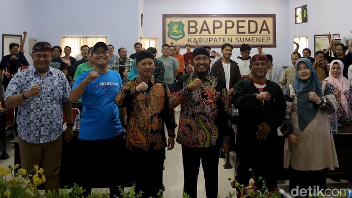 Potret Keseruan Workshop Jelajah Lensa Sumenep Beginilah potret keseruan program Jelajah Lensa Sumenep yang dibuka langsung oleh Bupati Ahmad Fauzi. Para peserta sangat antusias mengikuti jalannya acara.
Perjalanan tim detikcom telah sampai di ujung paling timur Pulau Madura, Sumenep. Di kabupaten ini, kami bersama traveler melakukan aneka kegiatan, termasuk coaching clinic hingga menemukan spot terbaik.