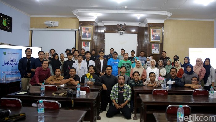 Beginilah potret keseruan program Jelajah Lensa Sumenep yang dibuka langsung oleh Bupati Ahmad Fauzi. Para peserta sangat antusias mengikuti jalannya acara. 

Perjalanan tim detikcom telah sampai di ujung paling timur Pulau Madura, Sumenep. Di kabupaten ini, kami bersama traveler melakukan aneka kegiatan, termasuk coaching clinic hingga menemukan spot terbaik.