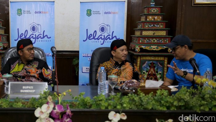 Beginilah potret keseruan program Jelajah Lensa Sumenep yang dibuka langsung oleh Bupati Ahmad Fauzi. Para peserta sangat antusias mengikuti jalannya acara. 

Perjalanan tim detikcom telah sampai di ujung paling timur Pulau Madura, Sumenep. Di kabupaten ini, kami bersama traveler melakukan aneka kegiatan, termasuk coaching clinic hingga menemukan spot terbaik.