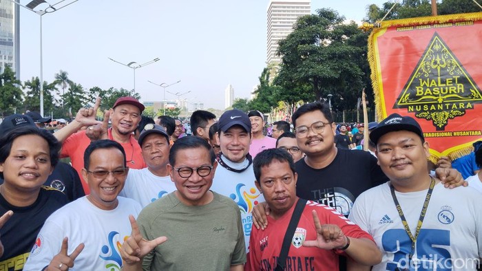 Pramono Anung sapa warga di CFD Sudirman, ditemani Cak Lontong