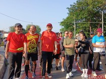 Pramono Anung Sapa Warga di CFD Sudirman, Ditemani Cak Lontong