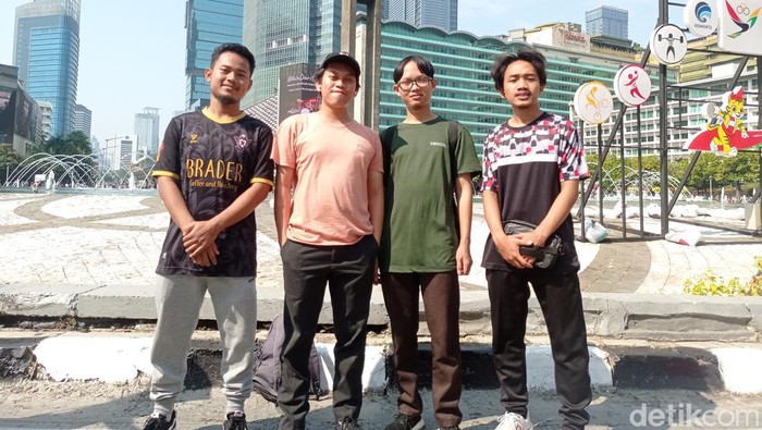 Pria asal Kalimantan pertama kali mengunjungi CFD Jakarta, (dari kiri) Rian, Fatih, Jaguar, Irhas. (Taufiq/detikcom)