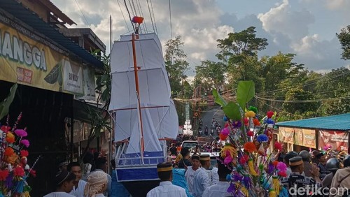 Prosesi arak-arakan bale suji masyarakat Kampung Muslim Angantiga, Kecamatan Petang, Badung, untuk merayakan Maulid Nabi Muhammad SAW 1446 Hijriah, Minggu sore (15/9/2024). (Agus Eka Purna Negara/detikBali)