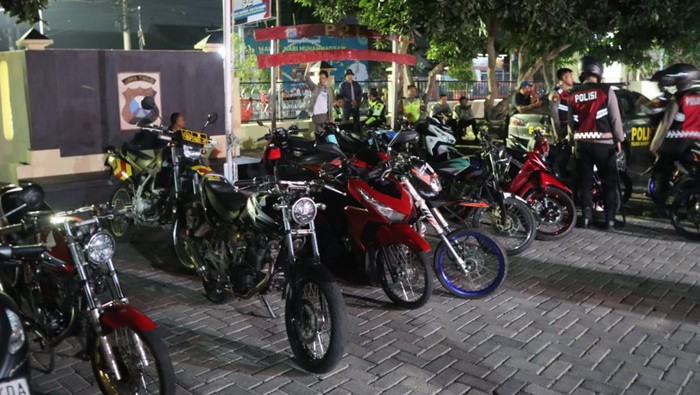 Puluhan motor yang diamankan di Blitar karena berknalpot brong