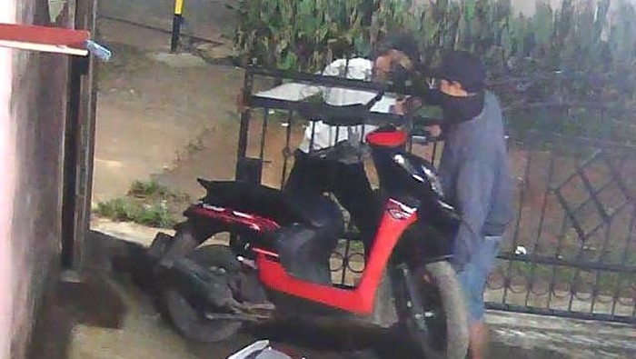 Rekaman CCTV saat dua orang pelaku pencurian beraksi di Banyuasin
