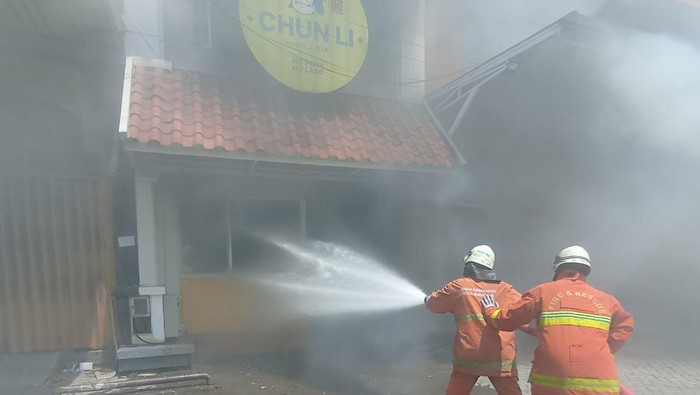Ruko di Bukit Mas Surabaya mengalami kebakaran.