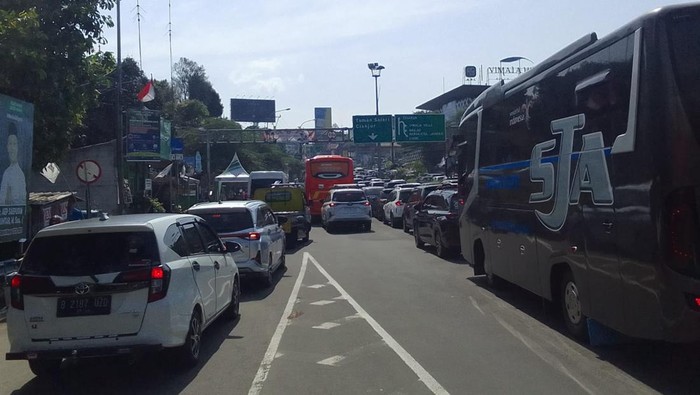 Satlantas Polres Bogor menerapkan sistem satu arah atau one way arah Puncak di Jl Raya Puncak pagi ini. (Solihin/detikcom)