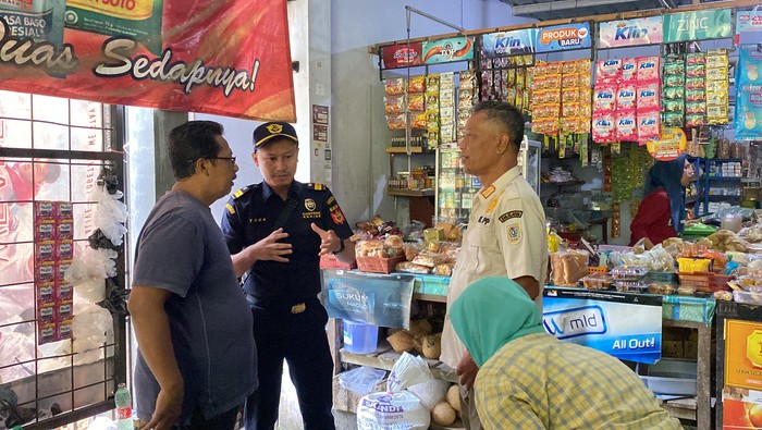 Satpol PP Klaten bersama tim gabungan menggelar operasi rokok ilegal di toko-toko kelontong.