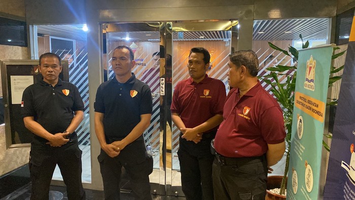 Sejumlah petugas keamanan gedung mengambil alih lokasi yang rencananya akan digunakan jumpa pers Arsjad Rasjid.