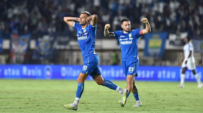 Selebrasi Tyronne del Pino.