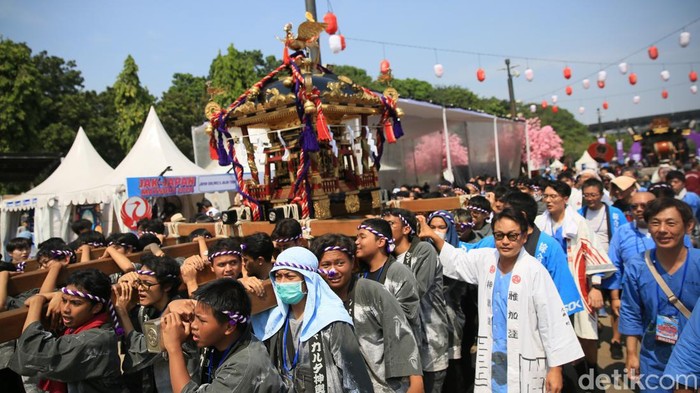 Serunya Ikut Mengarak Mikoshi di Jak-Japan Matsuri 2024 Peserta mengikuti Parade Mikoshi pada acara Jak-Japan Matsuri 2024 di Plaza Parkir Timur GBK, Jakarta, Minggu (15/9/2024).