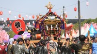 Bukan hanya orang-orang Jepang yang hadir di festival tersebut, pengunjung Jak-Japan Matsuri juga diajak bergabung mengarak tandu.